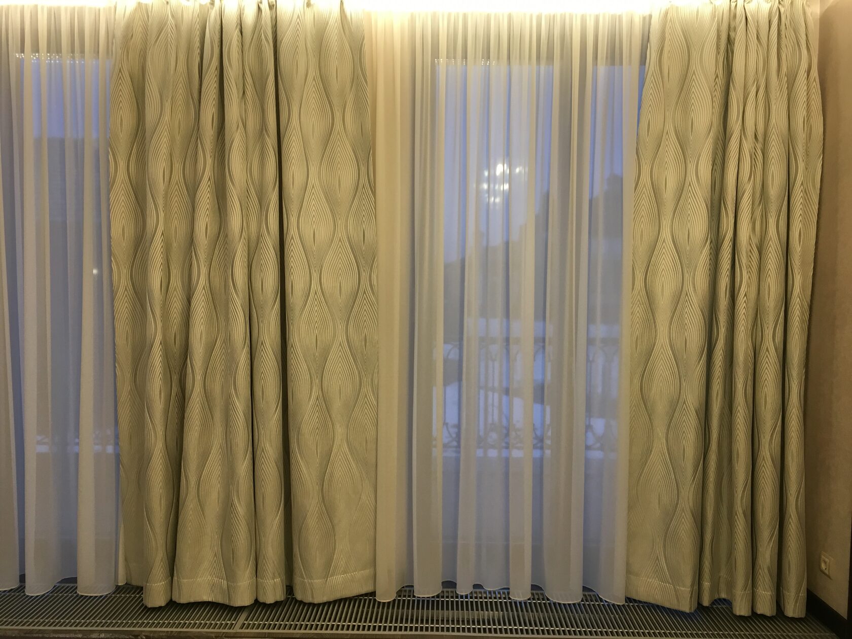 Широкое окно